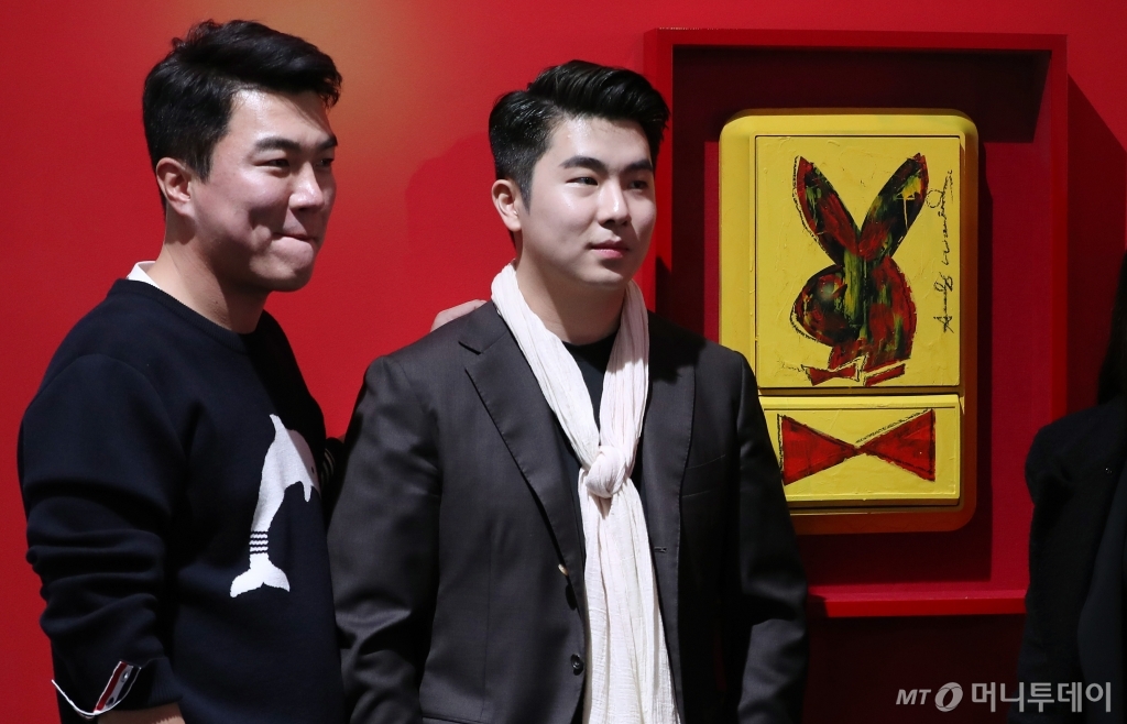 지난 27일 문을 연 피카갤러리의 공동대표. IT업계에서 오랫동안 몸담은 성해중 공동대표(왼쪽)는 회사 경영에, 고가 작품 매입에 노하우가 쌓인 송자호 공동대표는 콘텐츠 기획에 집중한다. /사진=김휘선 기자