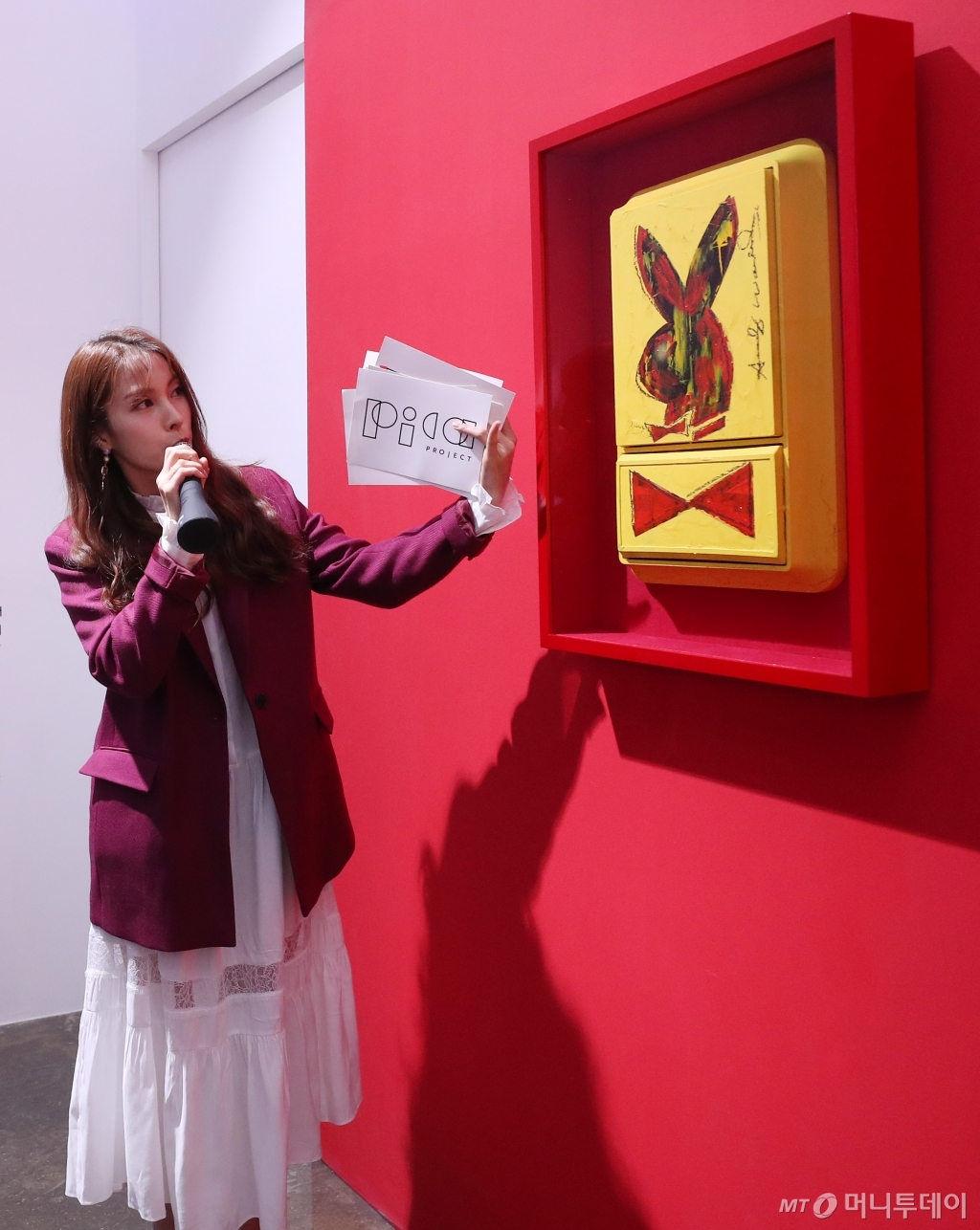 송자호 피카갤러리 공동대표의 연인인 그룹 카라 출신의 박규리가 지난 27일 문을 연 피카갤러리 오프닝에서 도슨트(박물관이나 미술관 등에서 관람객들에게 전시물을 설명하는 안내인) 역할을 맡아 관객에게 설명하고 있다. /사진=김휘선 기자