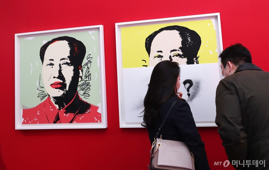 지난 27일 문을 연 피카갤러리에 모인 관람객이 앤디 워홀의 작품을 감상하고 있다. /사진=김휘선 기자