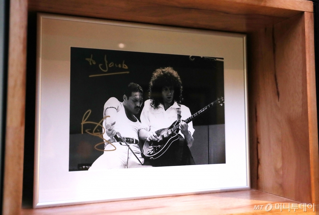 지난 1월 내한한 그룹 퀸의 친필 사인을 받았다는 송자호 피카갤러리 공동대표. 송 대표는 "규리와 나는 서로 미술뿐만 아니라 '올드팝' 팬이라는 공통점도 있다"고 말했다. /사진=김휘선 기자