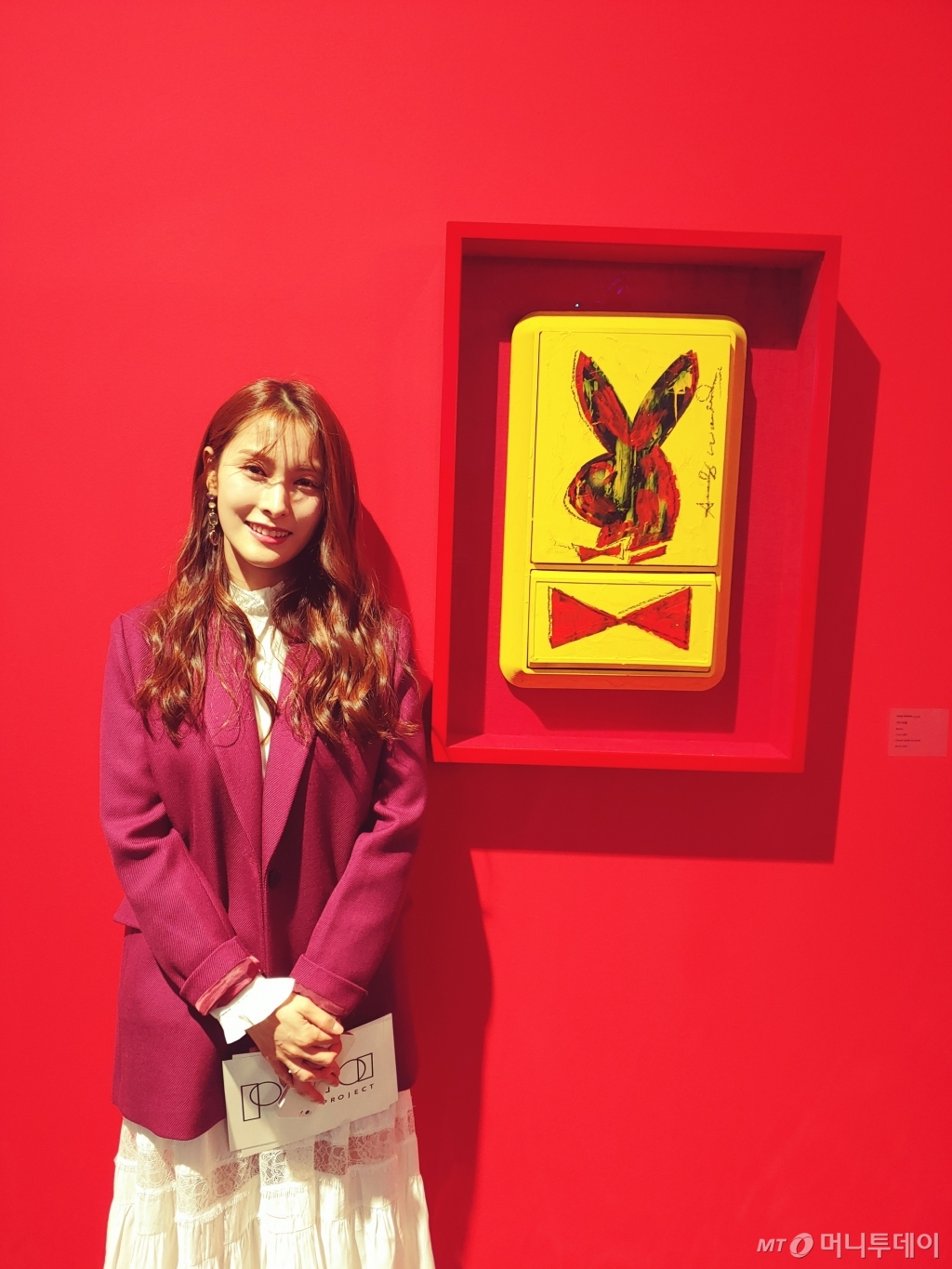 앤디 워홀의 작품 '버니'(Bunny) 앞에서 사진 촬영에 응한 그룹 '카라' 출신 박규리. /사진=김고금평 기자