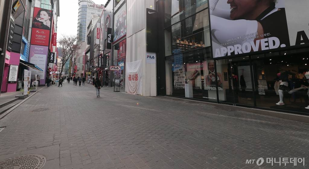 코로나19 확산이 지속되고 있는 지난 2월 26일 오후 서울 중구 명동 거리가 한산한 모습을 보이고 있다./사진=김창현 기자