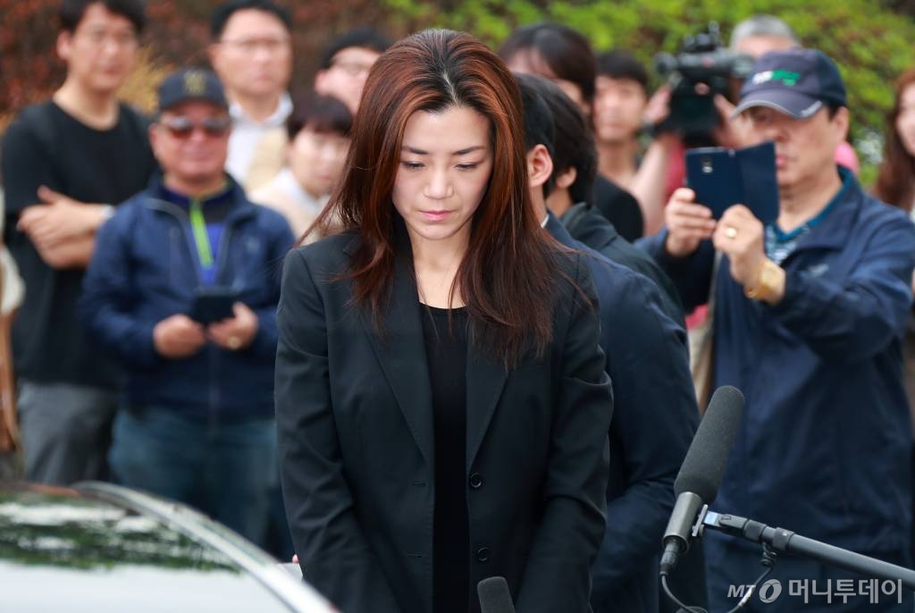 폭행 및 업무방해 등 혐의의 피의자 신분으로 경찰 소환된 '물벼락 갑질' 조현민 전 대한항공 전무가 2018년 5월1일 오전 서울 강서경찰서에 출석해 포토라인에 설 준비를 하고 있다. /사진=이동훈 기자