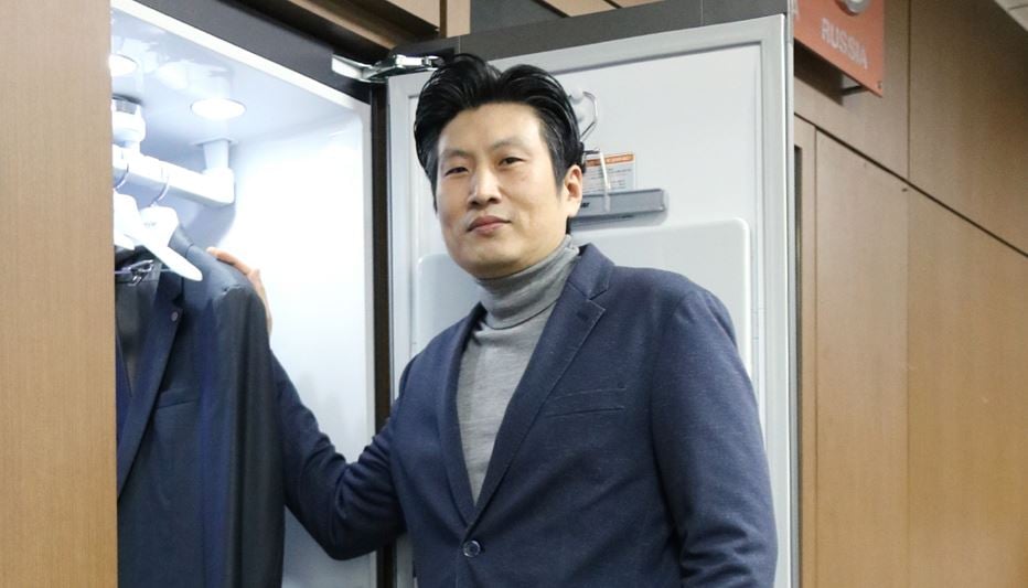 장보영 LG전자 H&A사업본부 상무가 스타일러 시제품을 점검하고 있다./사진=LG전자