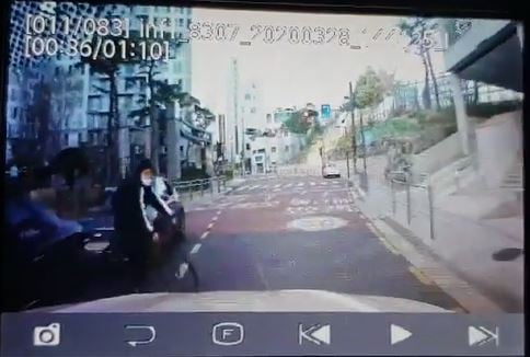 보배드림에 올라온 3월28일 어린이보호구역 자전거 무단횡단 어린이 교통사고 블랙박스영상. 반대 차선 쪽 차량사이에서 어린이가 자전거를 탄 채 무단횡단을 하며 차량 앞에 갑자기 나타났다./영상=보배드림 교통사고 게시판