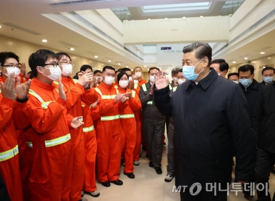 [닝보(중 저장성)=신화/뉴시스]시진핑 중국 국가주석이 29일(현지시간) 중국 저장성 동부 닝보 저우산항의 촨산항 일대를 방문해 소방대원들과 인사하고 있다. 시진핑 주석은 신종 코로나바이러스 감염증으로 중단됐던  생산 현장을 찾아 점검하고 조업 재개를 격려했다. 2020.03.31.
