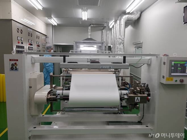 마스크용 MB 필터를 생산 중인 코오롱인더스트리 경북 구미공장 내 의료 연구용 실험 설비/사진제공=코오롱그룹