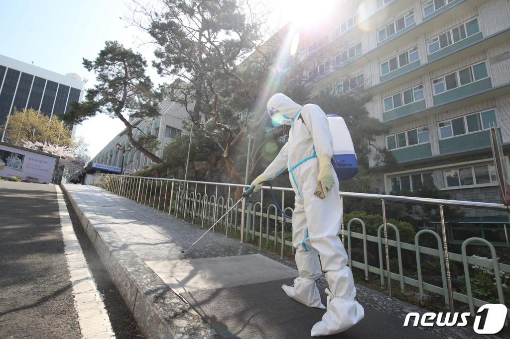 (대구=뉴스1) 공정식 기자 = 31일 신종 코로나바이러스 감염증(코로나19) 지역거점병원인 대구 중구 계명대 대구동산병원에서 방역팀이 격리병동 주변을 방역하고 있다. 2020.3.31/뉴스1