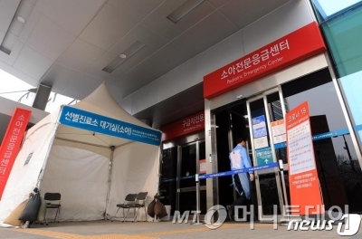 (서울=뉴스1) 구윤성 기자 = 지난 31일 서울아산병원에서 입원치료를 받던 9살 여아가 신종 코로나바이러스 감염증(코로나19) 진단검사에서 '양성' 판정을 받았다. 이 여아는 소규모 집단감염이 발생한 가톨릭대학교 의정부성모병원을 거쳐 입원한 것으로 알려졌다. 서울아산병원은 아이가 머물렀던 병실 주변 입원 환자들을 모두 음압병실로 옮겼으며 치료했던 의료진 등에 대한 전수검사를 하고 있다. 사진은 1일 오전 서울 송파구 아산병원 소아전문응급센터. 2020.4.1/뉴스1
