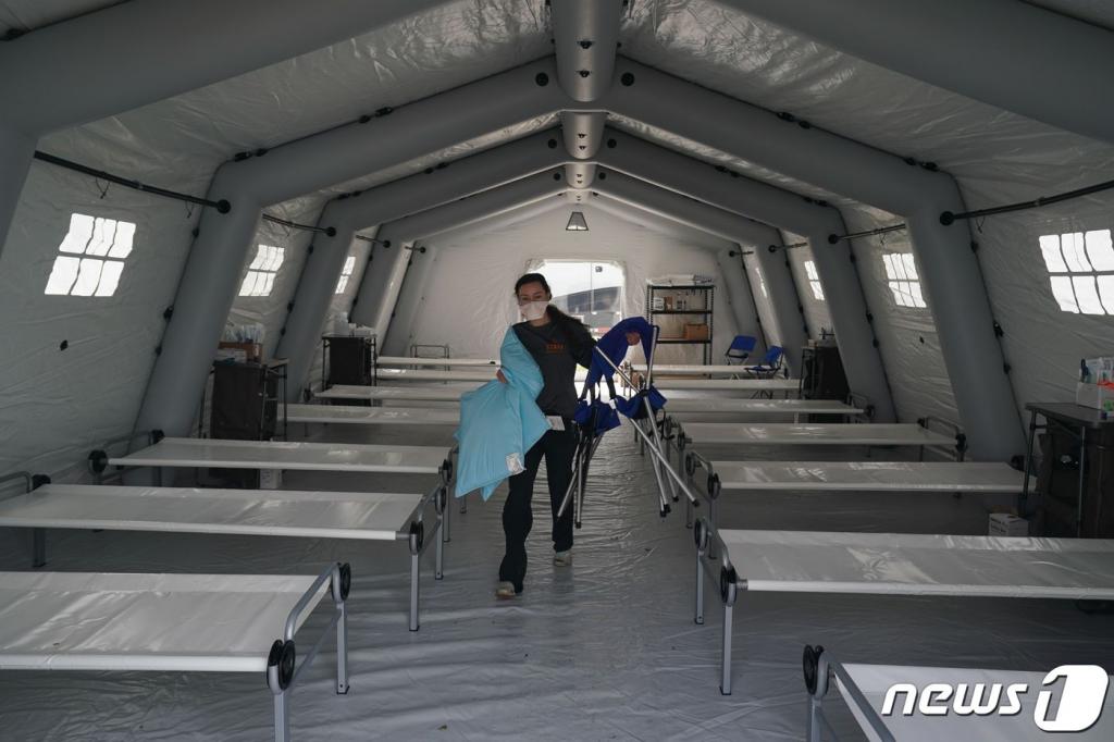 (뉴욕 AFP=뉴스1) 우동명 기자 = 30일(현지시간) 뉴욕 센트럴 파크에 구호단체 '사마리아인의 지갑' 회원들이 코로나19 환자들을 수용하기 위해 만든 응급 야전병원에 침대가 줄지어 놓여 있다.   ⓒ AFP=뉴스1