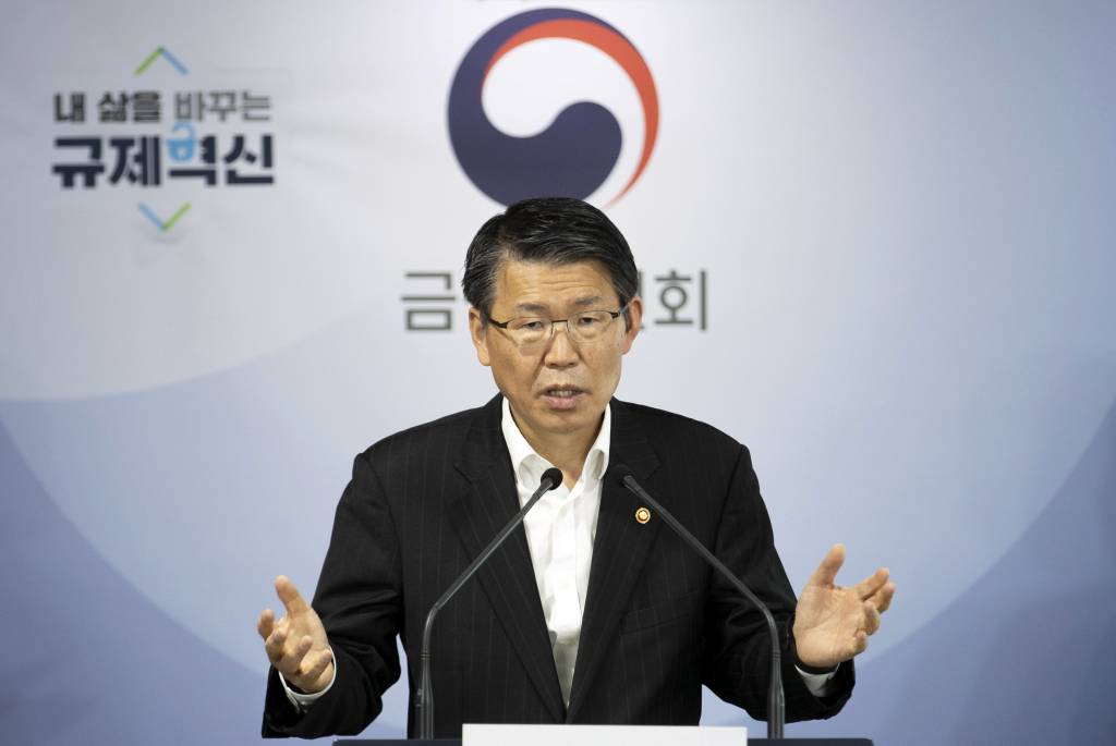 은성수 금융위원장이 24일 오후 서울 종로구 정부서울청사에서 ‘코로나19 관련 금융시장 안정화 방안’을 발표하고 있다. / 사진=김창현 기자 chmt@