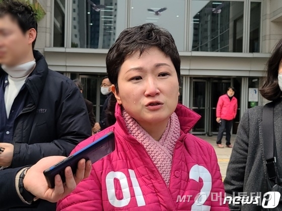 이언주 미래통합당 부산 남구을 국회의원 후보가 지난 1일 부산시의회 앞에서 기자회견을 열고 박재호 더불어민주당 후보 최측근 A씨가 자신과 전 보좌관의 불륜설을 유포하는 등 조직적인 흑색선전을 벌이고 있다고 주장하며 눈물을 흘리고 있다