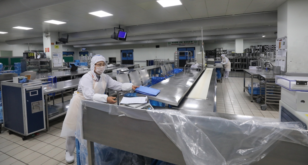 항공업계가 신종 코로나바이러스 감염증(코로나19)의 세계적 대유행(팬데믹·pandemic)으로 직격탄을 맞은 가운데 2일 인천 대한항공 기내식 센터가 한산한 모습이다. /사진제공=뉴스1