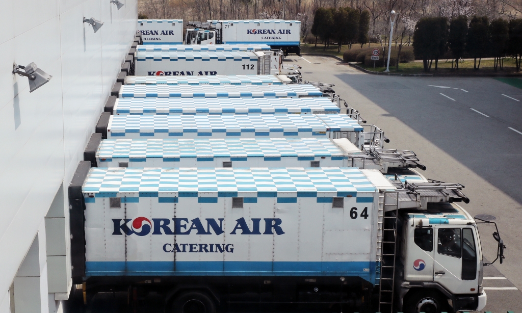 항공업계가 신종 코로나바이러스 감염증(코로나19)의 세계적 대유행(팬데믹·pandemic)으로 직격탄을 맞은 가운데 2일 인천 대한항공 기내식 센터에 밀카트를 운반하는 푸드트럭이 멈춰 서 있다. /사진제공=뉴스1