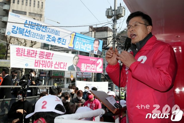 (서울=뉴스1) 이광호 기자 = 4.15총선 종로에 출마한 황교안 미래통합당 후보가 공식 선거운동이 시작된 2일 서울 종로구 평창동에서 유권자들에게 지지를 호소하고 있다.2020.4.2/뉴스1