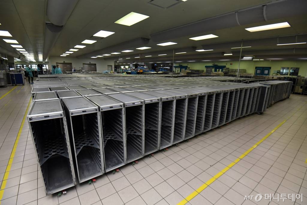 코로나19의 여파로 여객 운행이 급감한 2일 인천 중구 대한항공 기내식 센터의 밀 카트가 텅 비어있다. / 사진=이기범 기자 leekb@