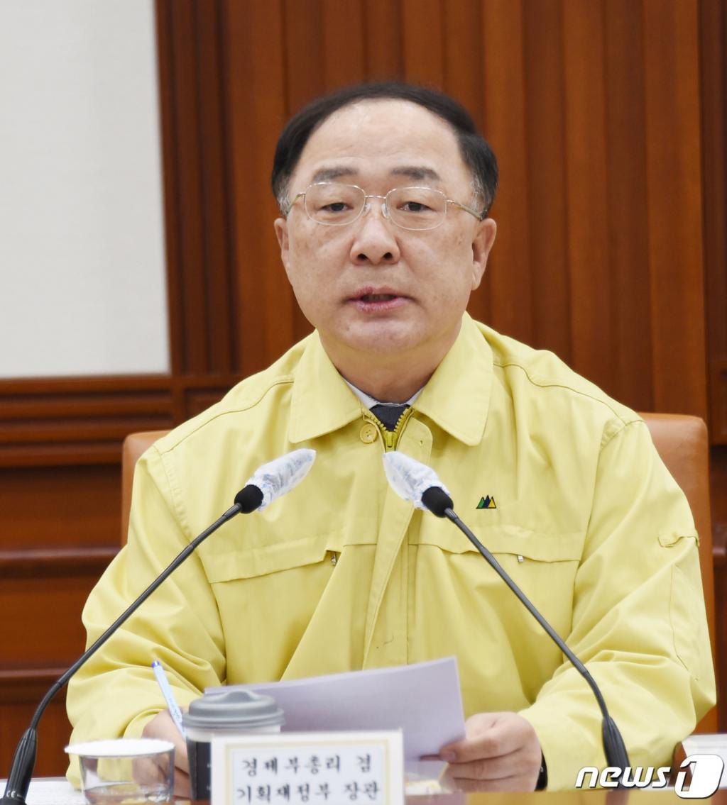 (서울=뉴스1) = 홍남기 경제부총리 겸 기획재정부 장관이 1일 서울 종로구 정부서울청사에서 열린 '제13차 코로나19 대응 경제관계장관회의 겸 제3차 위기관리대책회의'를 주재하고 있다.  이날 홍 부총리는 "긴급재난지원금 지원대상 소득기준과 관련, 몇가지 추가점검 및 절차가 필요하다"며 "다음주 이른 시기에 세부 가이드라인 제공 예정이다"고 말했다. (기획재정부 제공) 2020.4.1/뉴스1