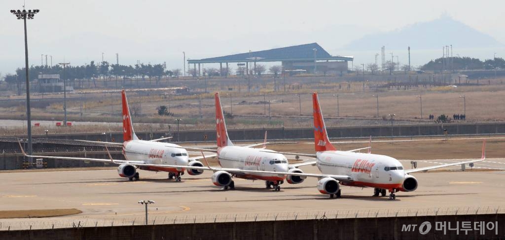 코로나 19 여파로 여객 운항이 급감한 가운데 2일 인천국제공항에 제주항공 항공기들이 멈춰 서 있다. / 사진=이기범 기자 leekb@