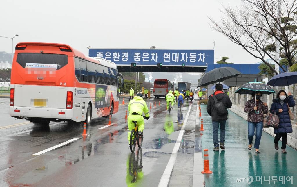 신종 코로나바이러스 감염증(코로나19) 확산이 이어지고 있는 28일 울산 13번째 확진자가 울산 현대자동차 도장2부 직원으로 확인되면서 현대차 울산 2공장의 가동이 중단 됐다. 2020.02.28,/사진=뉴시스