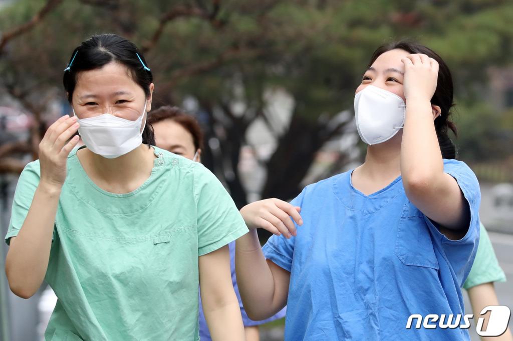 인 대구 중구 계명대 대구동산병원에서 격리병동 근무를 마친 간호사들이 보호구를 모두 벗고 휴게실로 향하며 웃음꽃을 피우고 있다. /사진=뉴스1