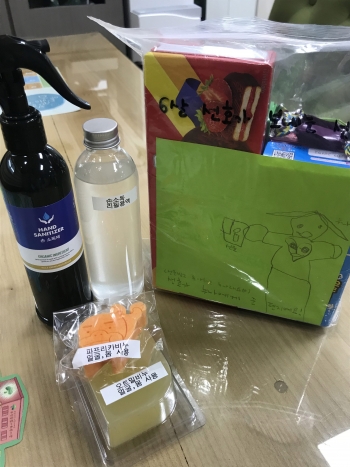 손소독제와 리필용액, 비누 2개, 그리고 아이들이 직접 담은 선물들./사진=서경화씨 제공