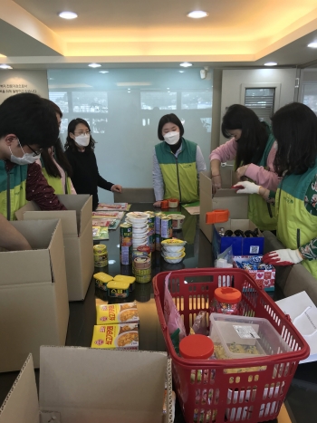 초록우산 어린이재단 부산종합사회복지관에서, 서씨가 보낸 기부물품에 학용품, 간식, 반찬 등을 더해 상자를 완성했다./사진=초록우산어린이재단