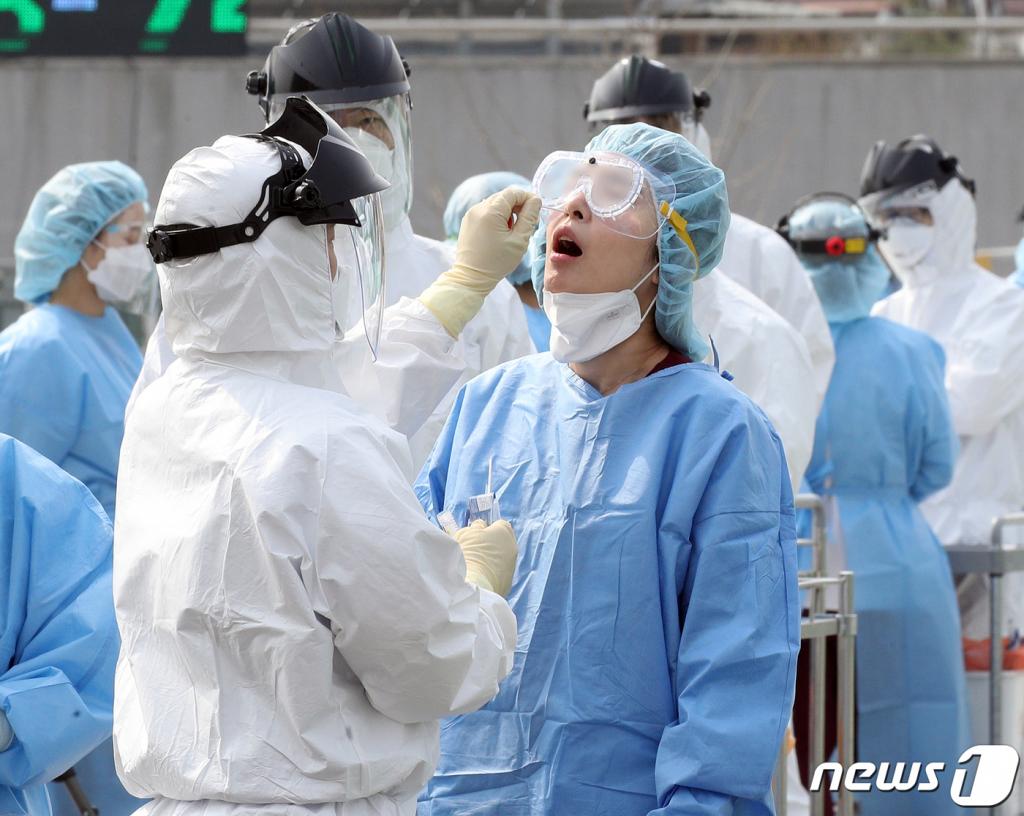 (의정부=뉴스1) 신웅수 기자 = 1일 오전 신종 코로나바이러스 감염증(코로나19) 집단 감염으로 폐쇄가 결정된 경기 의정부시 가톨릭대학교 의정부성모병원에서 병원 의료진이 코로나19 검진을 받고 있다.  현재까지 성모병원에서 사망자 1명 포함 총 10명의 확진자가 발생했으며 성모병원 응급실을 거쳐 서울아산병원 응급실로 이송된 9살 여자아이도 확진 판정을 받았다.   성모병원은 이날 오전 8시부터 외래진료를 잠정 중단하는 등 폐쇄 조치됐다. 2020.4.1/뉴스1