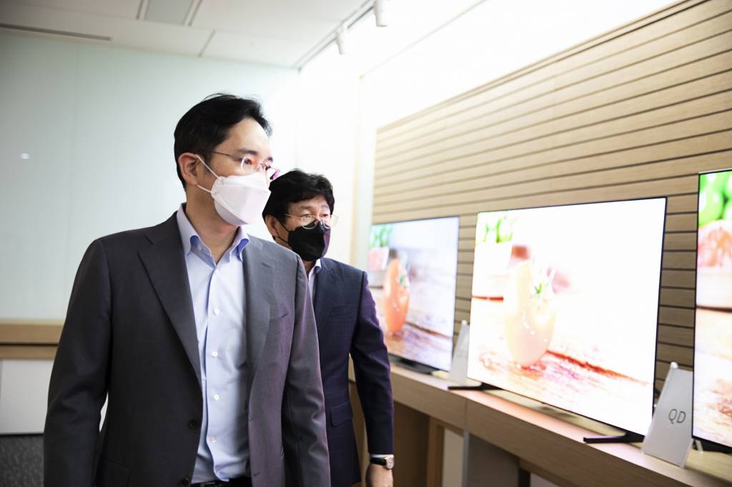 이재용 삼성전자 부회장이 3월19일 삼성디스플레이 아산사업장을 방문, 차세대 디스플레이 전략 등을 점검하고 있다. / 사진제공=삼성전자