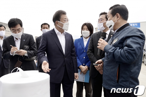 (서울=뉴스1) = 문재인 대통령이 1일 경북 구미산업단지 내에 있는 코오롱인더스트리 구미사업장을 방문, 멜트블로운 필터에 대해서 설명듣고 있다. (청와대 제공) 2020.4.1/뉴스1