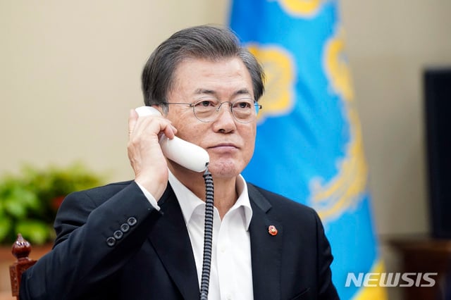 [서울=뉴시스]문재인 대통령이 3일 오후 청와대 여민관에서 응우옌 쑤언 푹 베트남 총리와 전화 통화하고 있다.(사진=청와대 제공) 2020.04.03.  photo@newsis.com