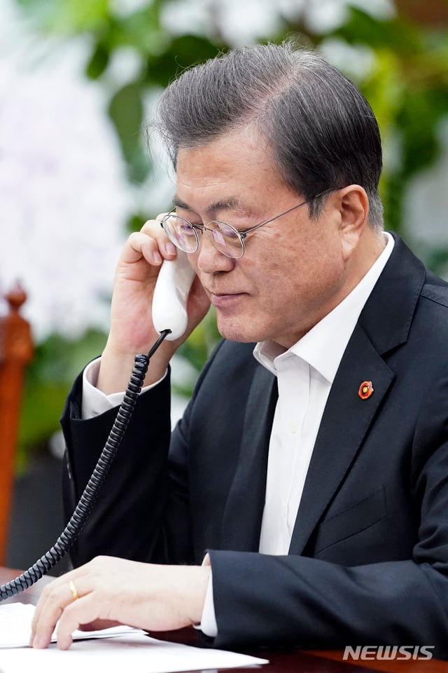 [서울=뉴시스]문재인 대통령이 3일 오후 청와대 여민관에서 응우옌 쑤언 푹 베트남 총리와 전화 통화하고 있다.(사진=청와대 제공) 2020.04.03.  photo@newsis.com