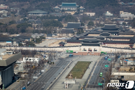 (서울=뉴스1) 유승관 기자 = 8일 신종 코로나바이러스 감염증(코로나19) 확산 여파로 서울 도심이 한산하다. 2020.3.8/뉴스1  <저작권자 ⓒ 뉴스1코리아, 무단전재 및 재배포 금지>