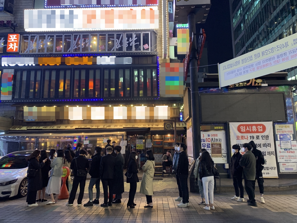 지난 3일 서울 강남역 번화가의 한 헌팅포차 앞에 사람들이 줄을 서있다. /사진=임찬영 기자.