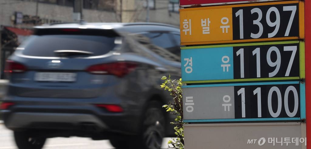 국제 유가 9주 연속 폭락 영향으로 전국 주유소 휘발유 가격이 하락한 지난달 29일 오전 서울 시내의 한 주유소에서 휘발유 1,397원, 경유 1,197원에 판매되고 있다. / 사진=김창현 기자 chmt@