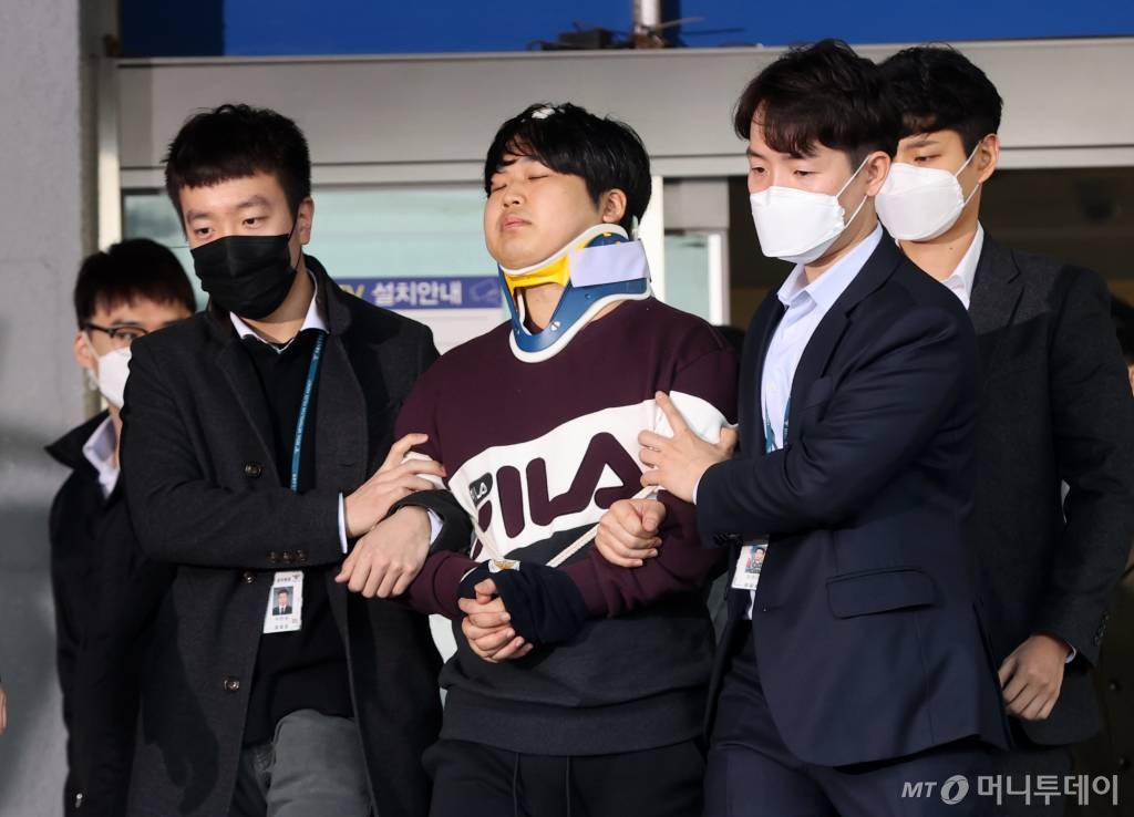 텔레그램 성착취 대화방 운영자 조주빈이 지난달 25일 오전 서울 종로경찰서에서 검찰로 송치되고 있다./사진=김창현 기자 chmt@