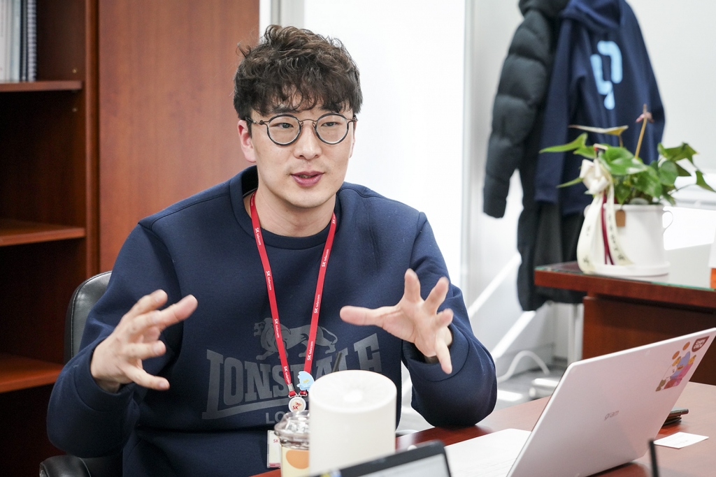 신상욱 SK텔레콤 AI서비스유닛장이 서울 을지로 인근에서 진행된 인터뷰에서 T전화에 누구를 탑재할 것이라고 설명하고 있다. /사진제공=SK텔레콤