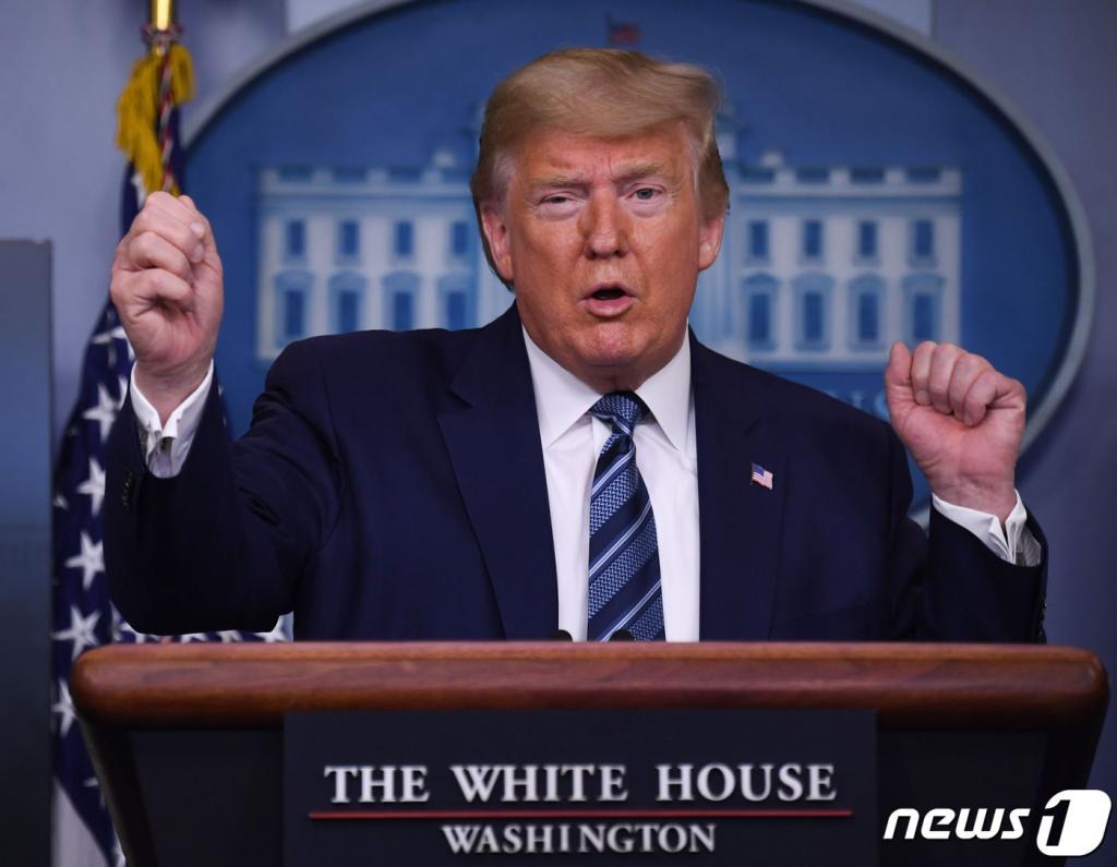 (워싱턴 AFP=뉴스1) 우동명 기자 = 도널드 트럼프 미국 대통령이 5일 (현지시간) 워싱턴 백악관에서 코로나19 태스크포스 회의를 마치고 예정에 없는 브리핑을 하고 있다.   ⓒ AFP=뉴스1