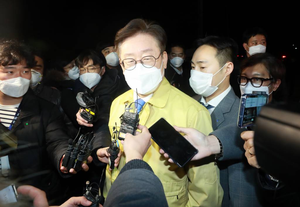 [가평=뉴시스] 이영환 기자 = 이만희 신천지예수교 증거장막성전 총회장의 검체 채취를 위해 2일 오후 경기 가평군 평화연수원을 찾은 이재명 경기도지사가 평화연수원을 나서 취재진의 질문에 답하고 있다. 이만희 총회장은 이재명 지사를 피해 과천 보건소에서 검사를 받은 것으로 알려졌다. 2020.03.02.   20hwan@newsis.com