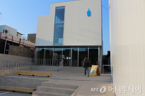 서울 강남구 가로수길에 4층 건물이 통째로 공실로 나와있다. /사진=이재윤 기자