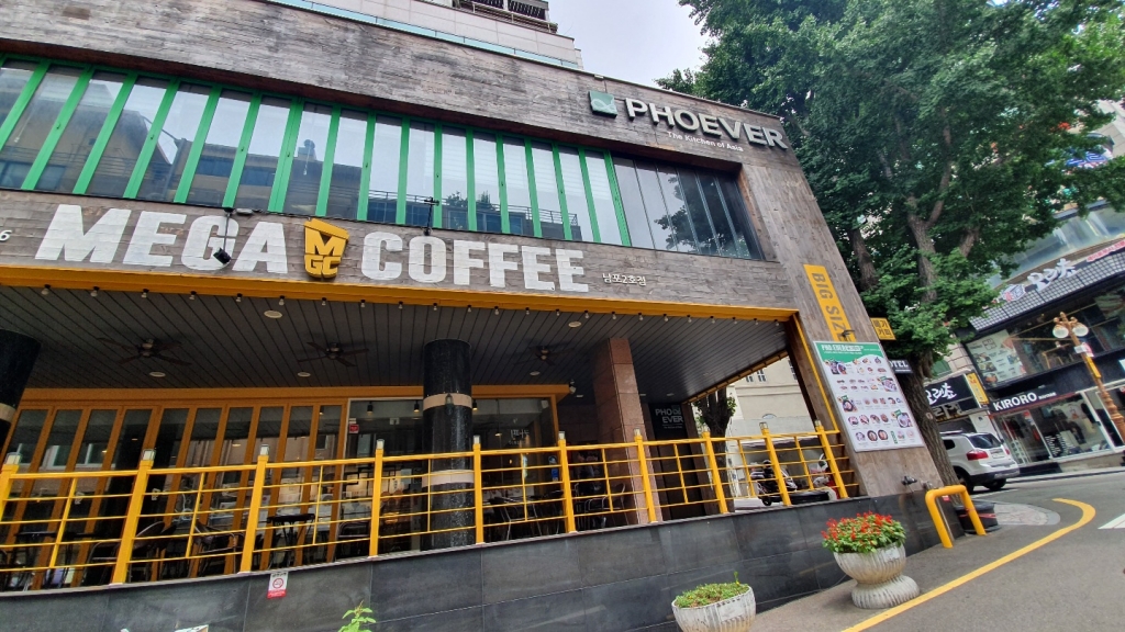 부산 건설자재업체인 미륭레미콘이 코로나19로 인한 소상공인들을 돕기 위해 임대료를 50% 깎았다. 사진은 미륭레미콘이 임대하고 있는 건물 전경./사진=미륭레미콘