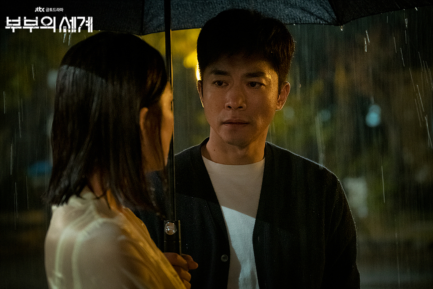 드라마 '부부의 세계'에서 지선우(김희애, 왼쪽)를 흠모해 온 친구 손제혁(김영민). /사진제공=JTBC