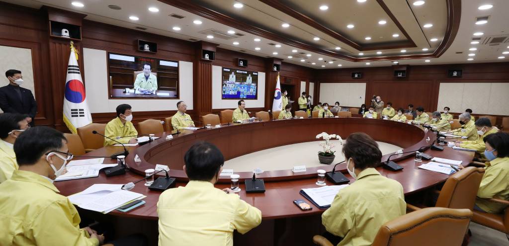 [서울=뉴시스]홍효식 기자 = 정세균 국무총리가 4일 오전 서울 종로구 정부서울청사에서 코로나19 대응 중앙재난안전대책본부 회의를 주재하고 있다. (사진=문화체육관광부 제공) 2020.04.04.    photo@newsis.com