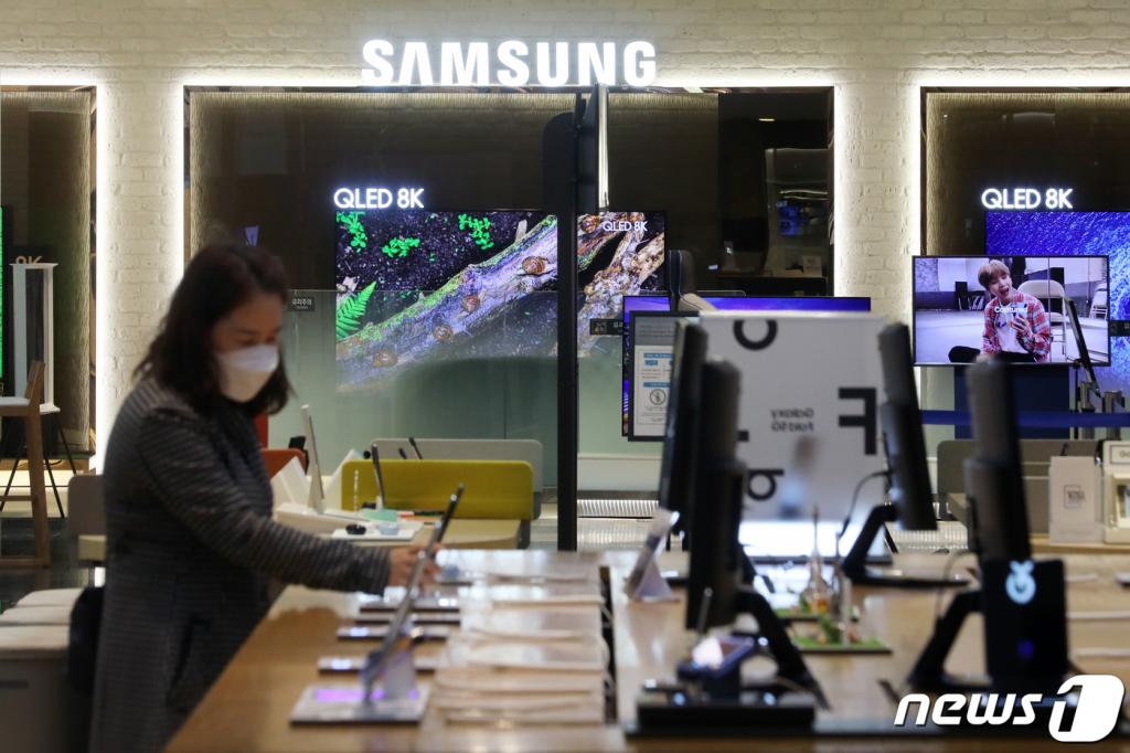 (서울=뉴스1) 황기선 기자 = 삼성전자가 연결기준 올 1분기 영업이익 잠정치가 6조4000억원으로 집계됐다고 7일 공시했다. 이는 전년도 같은 기간(6조2300억원)보다 2.73% 늘어난 것이다. 매출액은 55조원으로 전년 동기(52조3900억원) 대비 4.98%늘어났다.사진은 이날 서울 서초구 삼성딜라이트 모습. 2020.4.7/뉴스1