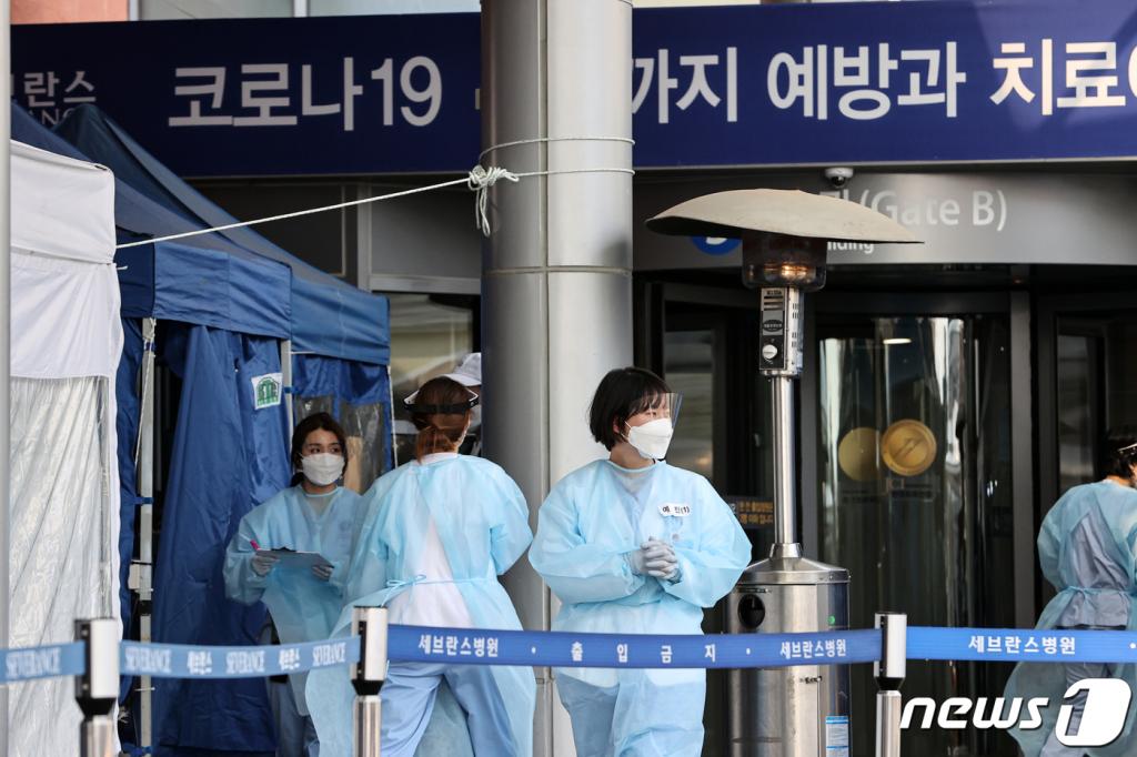 (서울=뉴스1) 이승배 기자 = 신촌 세브란스병원에서 국내 처음으로 혈장치료를 받은 신종 코로나바이러스 감염중(코로나19) 확진자 2명이 모두 완치 판정을 받았다. 최준용 세브란스병원 감염내과 교수팀은 7일 코로나19 위중 환자 두 명을 대상으로 완치자의 혈장을 주입한 결과 증세가 환자 2명 모두 완치됐으며, 그중 한 명은 퇴원했다고 밝혔다.  이날 서울 서대문구 신촌세브란스 병원 안심진료소에서 의료진이 분주히 움직이고 있다. 2020.4.7/뉴스1