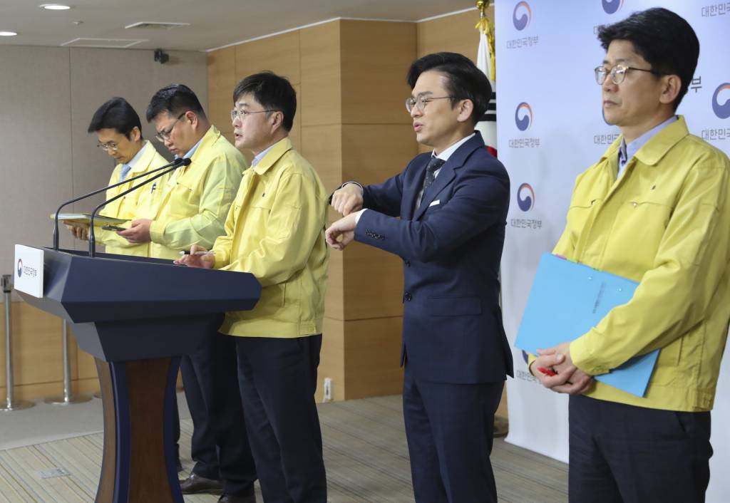 [서울=뉴시스]최진석 기자 = 윤태호 중앙사고수습본부 방역총괄반장이 5일 서울 종로구 정부서울청사에서 중앙재난안전대책본부 정례브리핑을 하고 있다. (사진=보건복지부 제공) 2020.04.05.   photo@newsis.com
