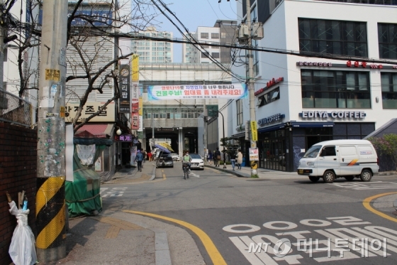 서울 성동구 성수동 수제화 거리 초입에 임대료 인하를 요구하는 현수막이 걸렸다./사진=이재윤 기자