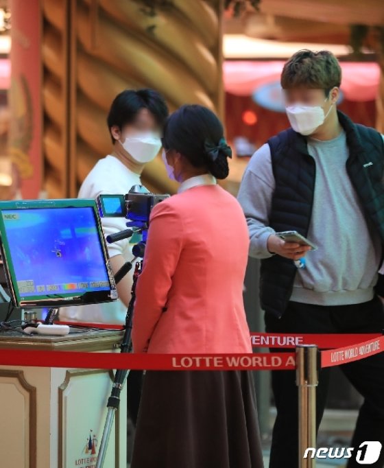 8일부터 롯데월드에 입장하려면 마스크를 착용해야 한다. 롯데월드는 7일 "신종 코로나바이러스 감염증(코로나19) 확산을 막기 위한 거리두기에 적극 동참하는 차원에서 이용객 모두에게 마스크를 쓰도록 할 것"이라고 밝혔다. 사진은 이날 서울 송파구 롯데월드 어드벤처 출입구의 모습. 2020.4.7/뉴스1