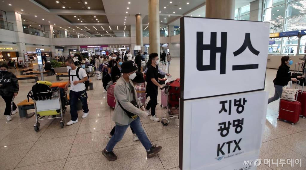 서울, 경기 등의 지차체들이 해외 입국자의 대중교통 이용을 차단하기 위해 특별 수송대책을 실시한 1일 인천국제공항 제1터미널에서 해외 입국객들이 임시노선 버스 탑승을 위해 이동하고 있다. /사진=이기범 기자 leekb@