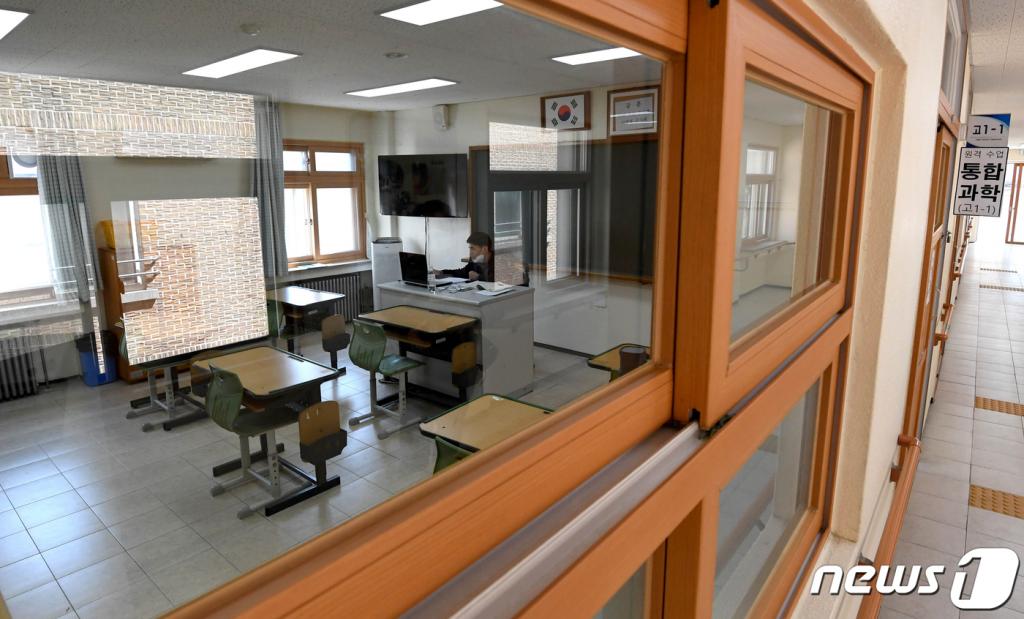 (서울=뉴스1) 김진환 기자 = 코로나19 영향으로 실시되는 '온라인 개학'을 하루 앞둔 8일 오후 서울 종로에 위치한 시각장애 특수학교인 서울맹학교에서 원격수업이 진행되고 있는 가운데 통합과학  담당 박동해 교사가  학생들과 수업을 진행하고 있다. 2020.4.2/뉴스1