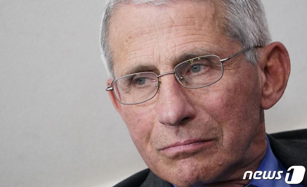 (워싱턴 AFP=뉴스1) 우동명 기자 = 앤서니 파우치 미국 국립보건원 국립알레르기·전염병 연구소장이 6일(현지시간) 워싱턴 백악관에서 가진 코로나19 TF 일일 브리핑을 듣고 있다.   ⓒ AFP=뉴스1